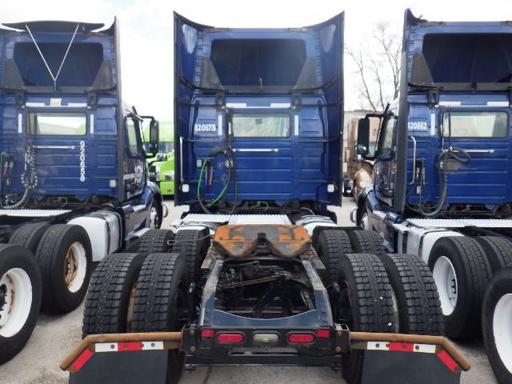 2020-volvo-vnl300-image-10