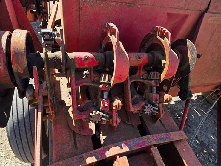 new-holland-68-image-17