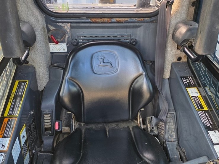 2014-deere-326e-image-48