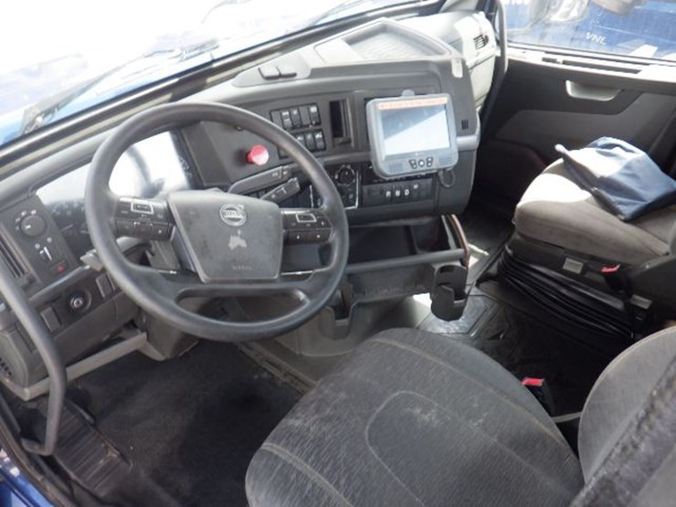 2018-volvo-vnl300-image-15