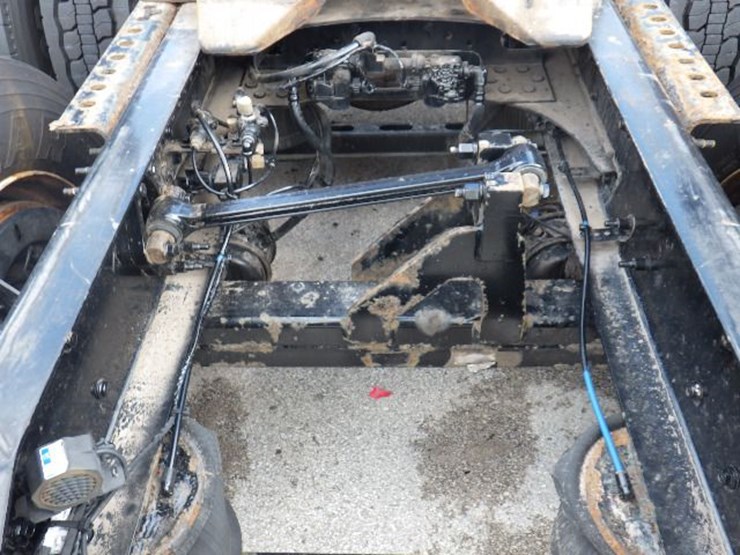 2019-volvo-vnl300-image-13