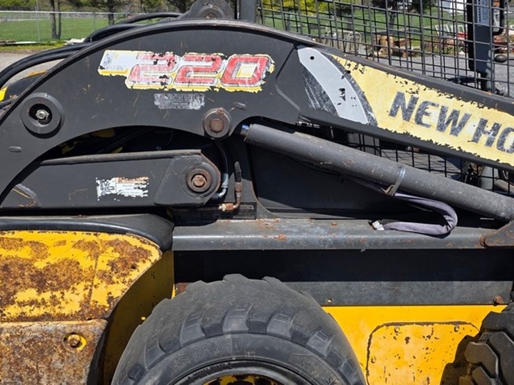 2013-new-holland-l220-image-12