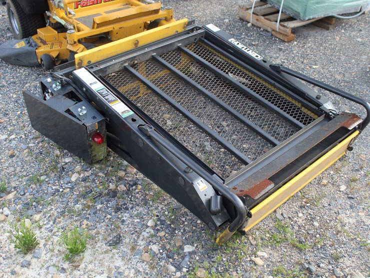 #8002-•-braun-cenrury-2-wheelchair-lift-image-2