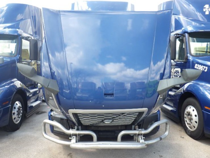 2020-volvo-vnl300-image-21