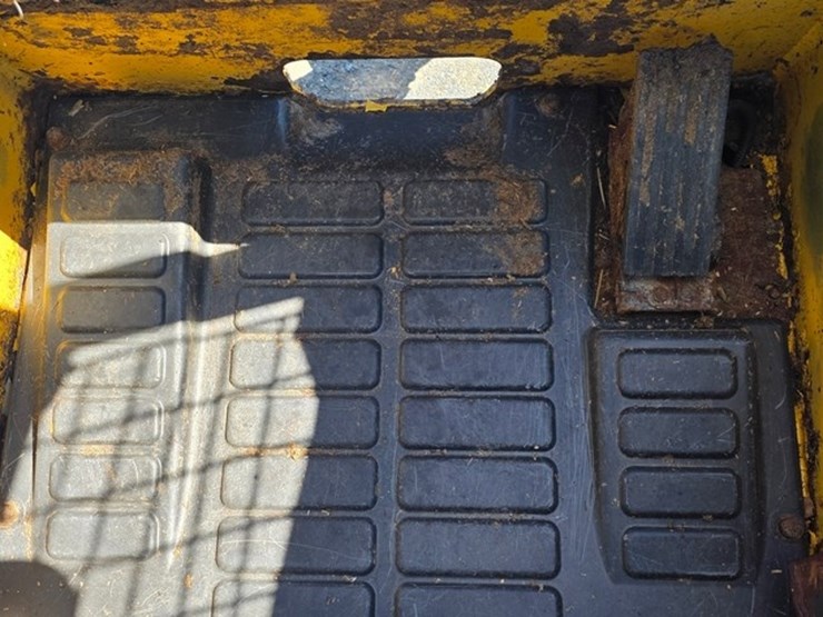 2013-new-holland-l220-image-37