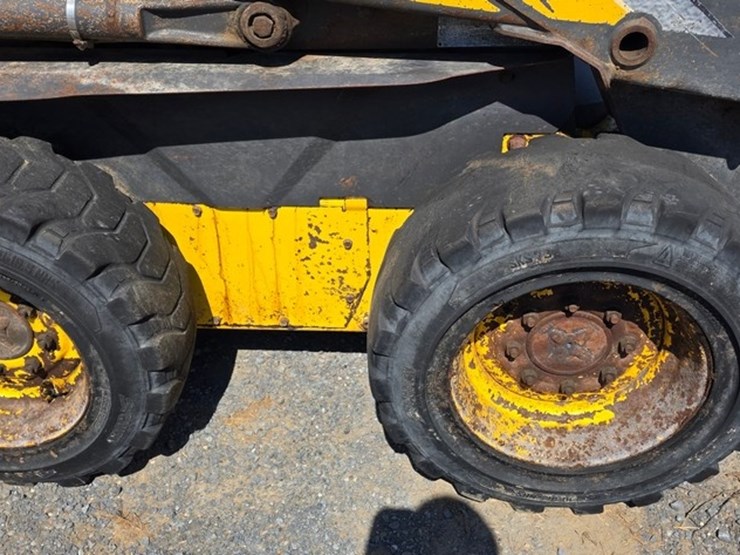 new-holland-l175-image-9