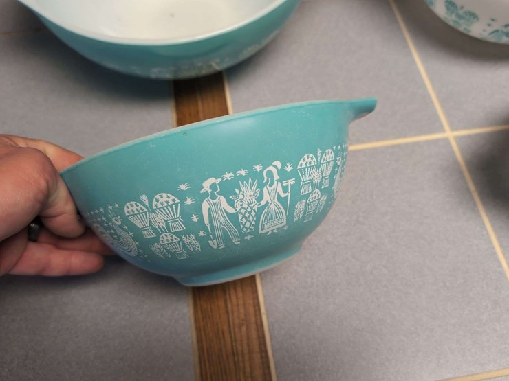 pyrex-turquoise-and-white-mixing-bowl-set-image-2