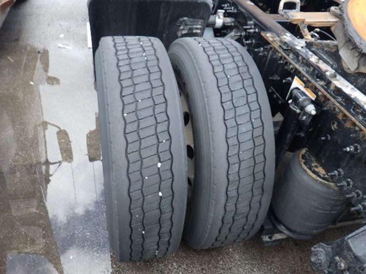 2023-volvo-vnl300-image-13