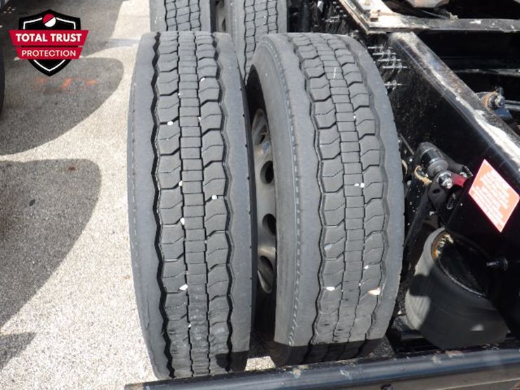 2023-volvo-vnl300-image-10