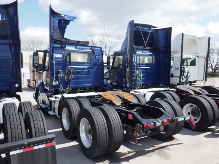 2018-volvo-vnl300-image-14