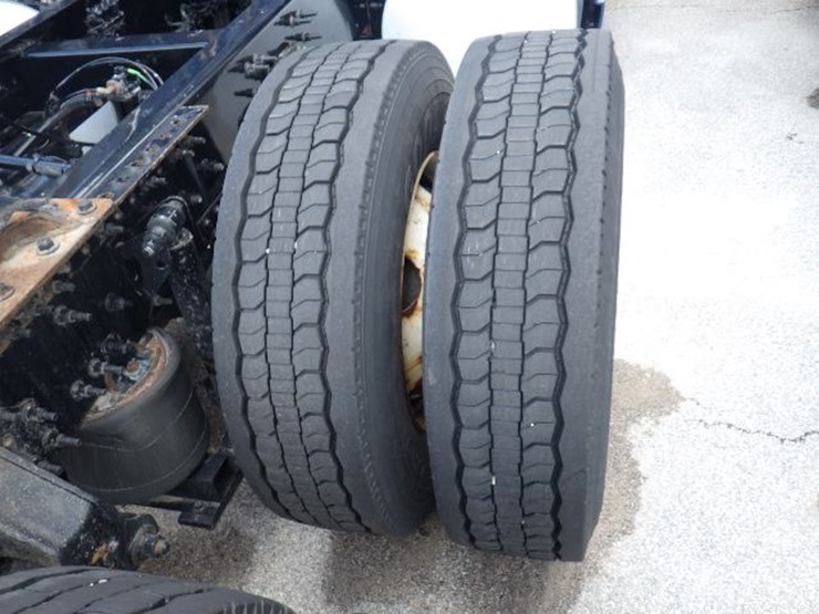 2020-volvo-vnl300-image-6