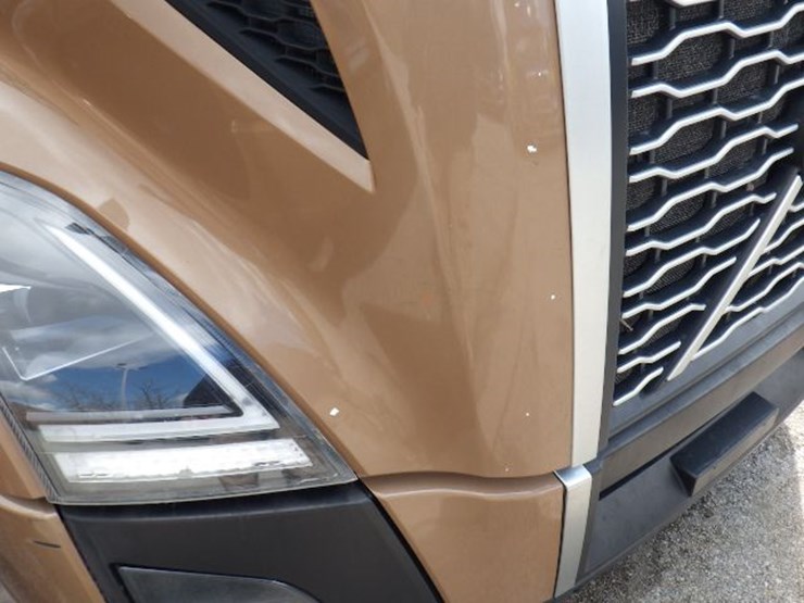 2022-volvo-vnl300-image-4