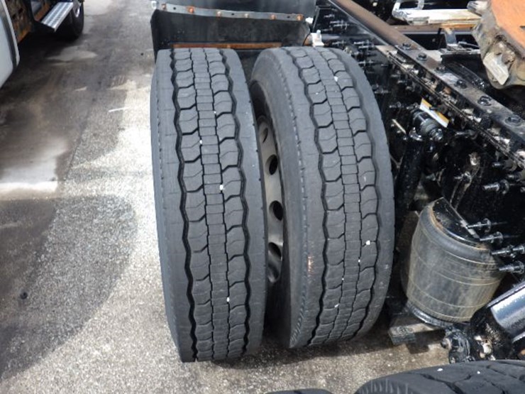 2022-volvo-vnl300-image-14