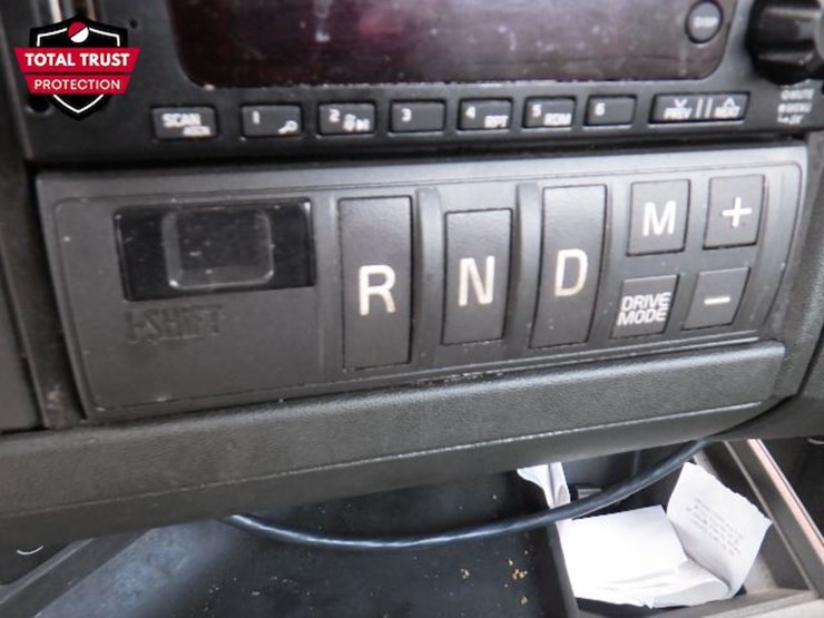 2023-volvo-vnl300-image-13