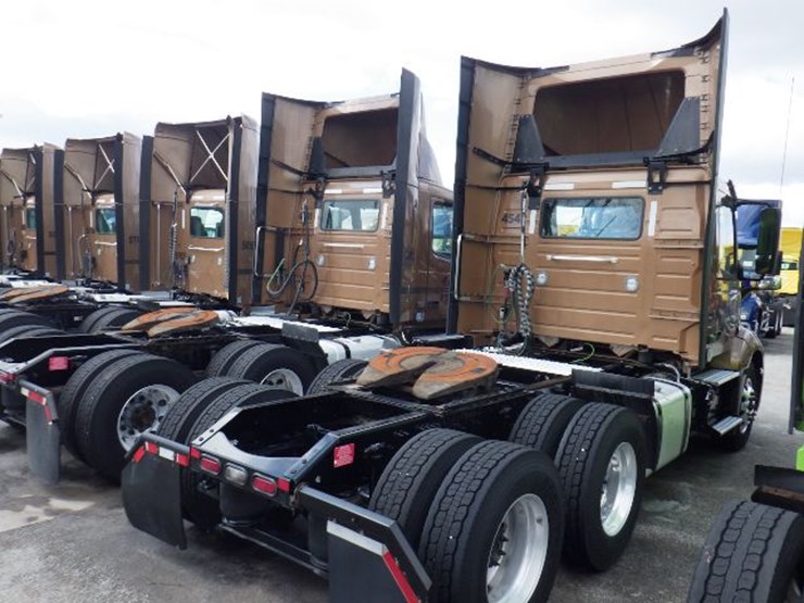 2022-volvo-vnl300-image-9