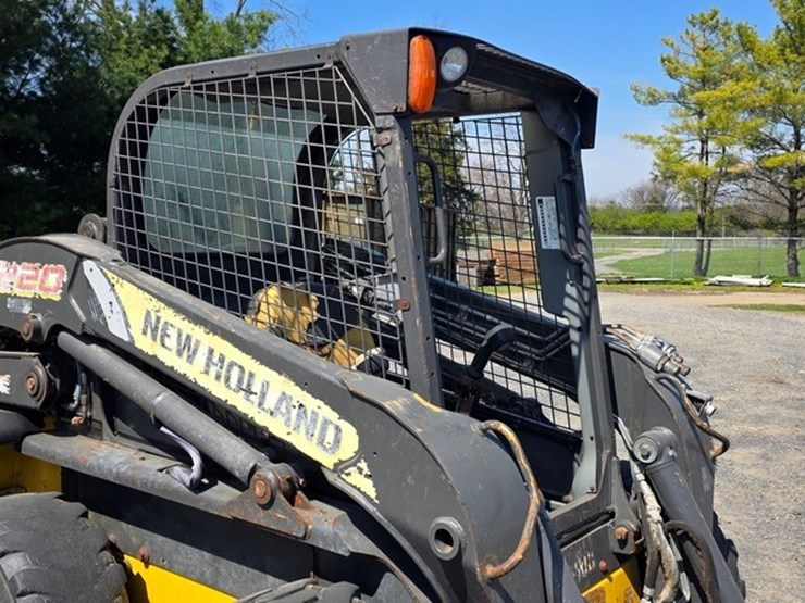 2013-new-holland-l220-image-7