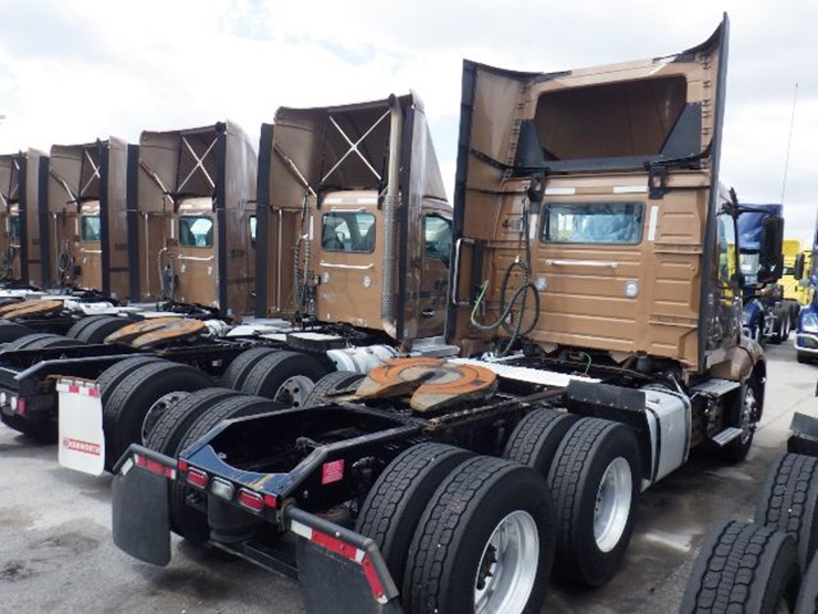 2022-volvo-vnl300-image-10