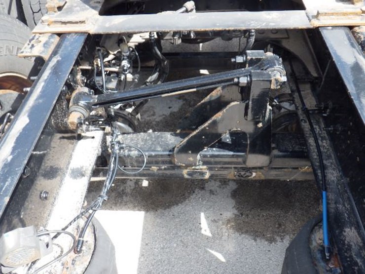 2019-volvo-vnl300-image-10