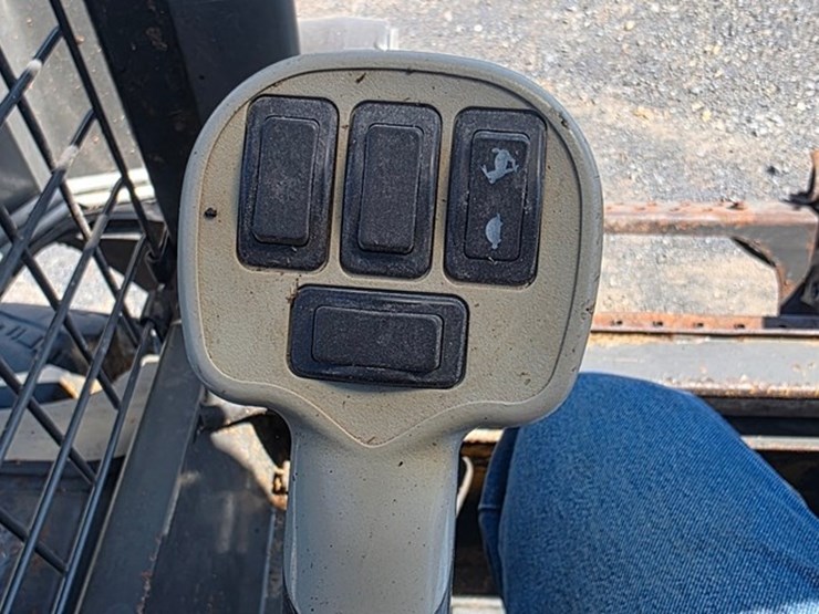 2013-new-holland-l220-image-38