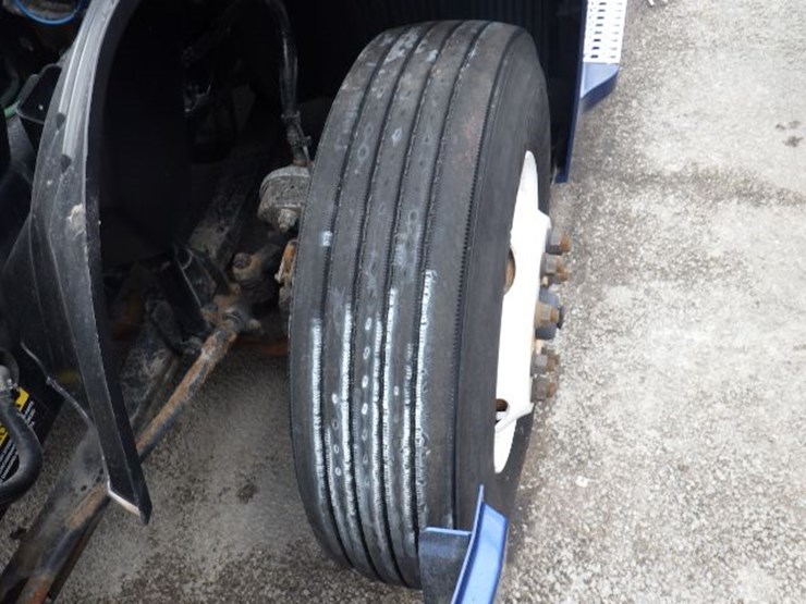 2020-volvo-vnl300-image-22