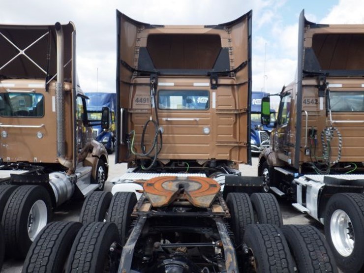 2022-volvo-vnl300-image-11