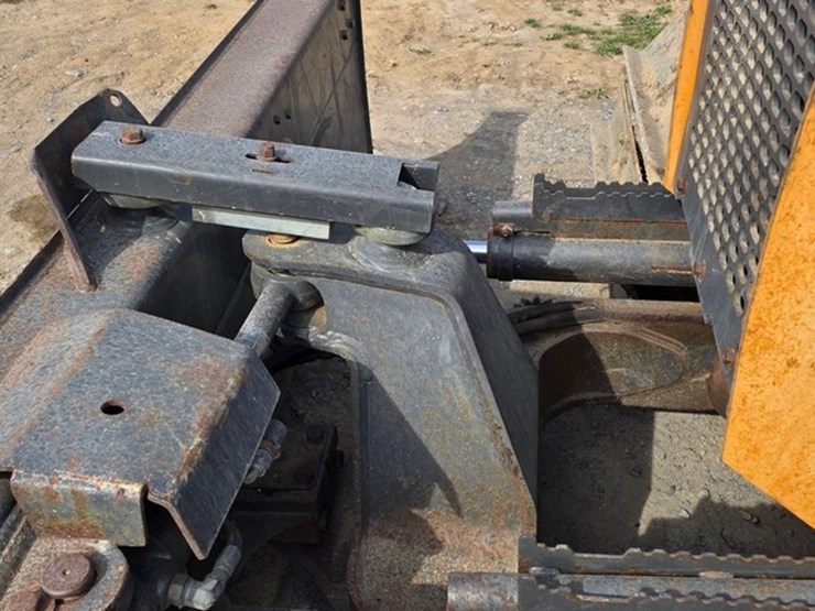 2016-case-750m-lgp-image-13