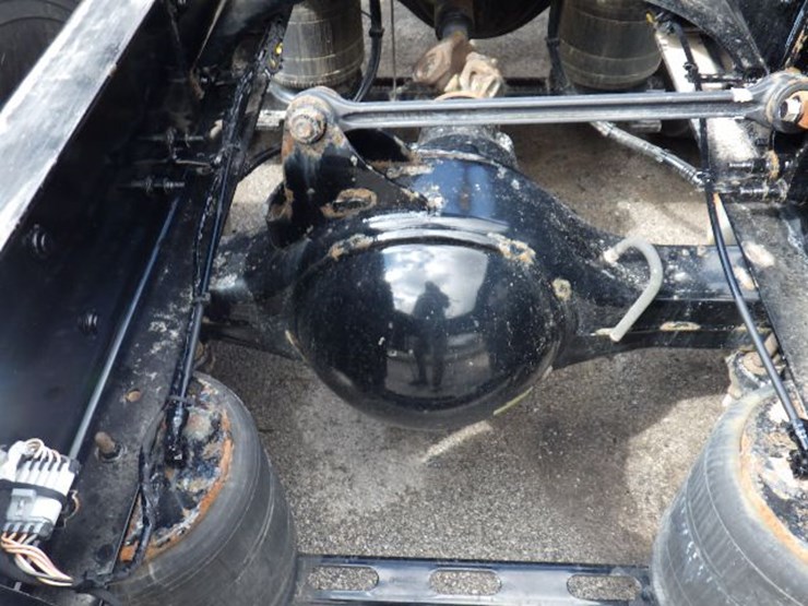 2022-volvo-vnl300-image-12