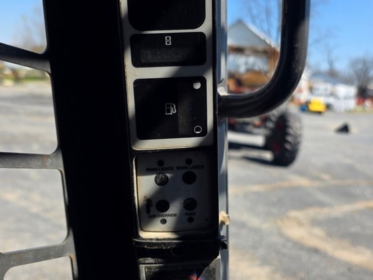 new-holland-l175-image-47