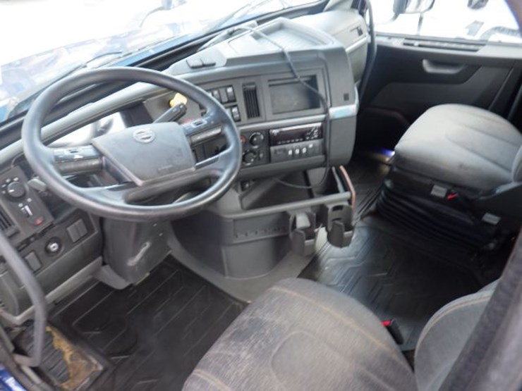 2018-volvo-vnl300-image-14