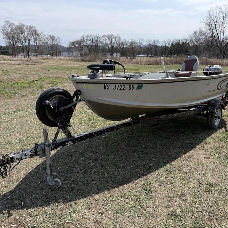2004 Alumacraft V14 Boat