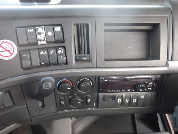 2018-volvo-vnl300-image-20