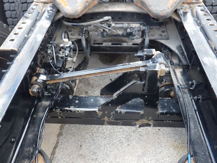 2020-volvo-vnl300-image-11