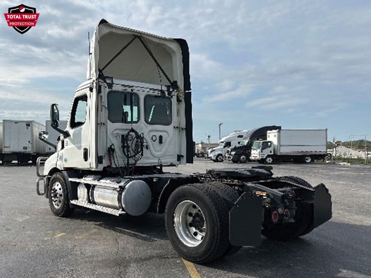 2020-freightliner-cascadia-116-image-2