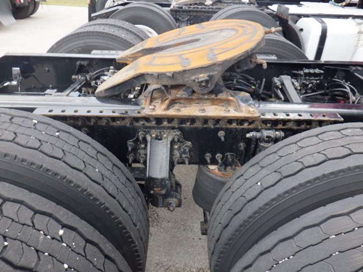 2020-volvo-vnl300-image-7