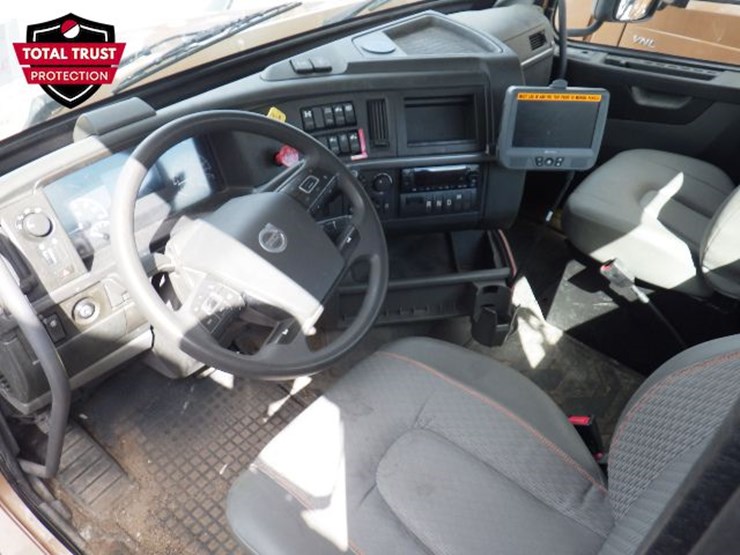 2023-volvo-vnl300-image-13