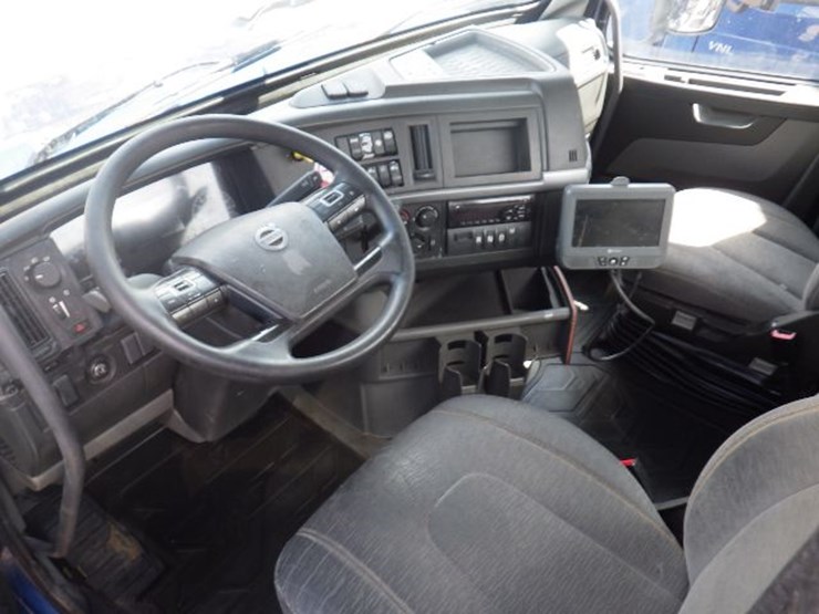 2018-volvo-vnl300-image-18