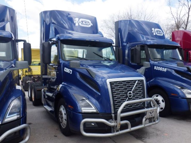 2020-volvo-vnl300-image-3