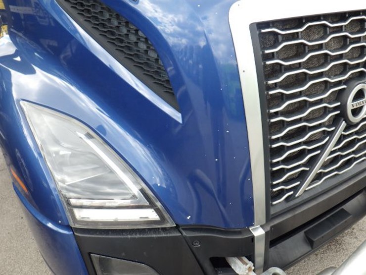 2020-volvo-vnl300-image-5