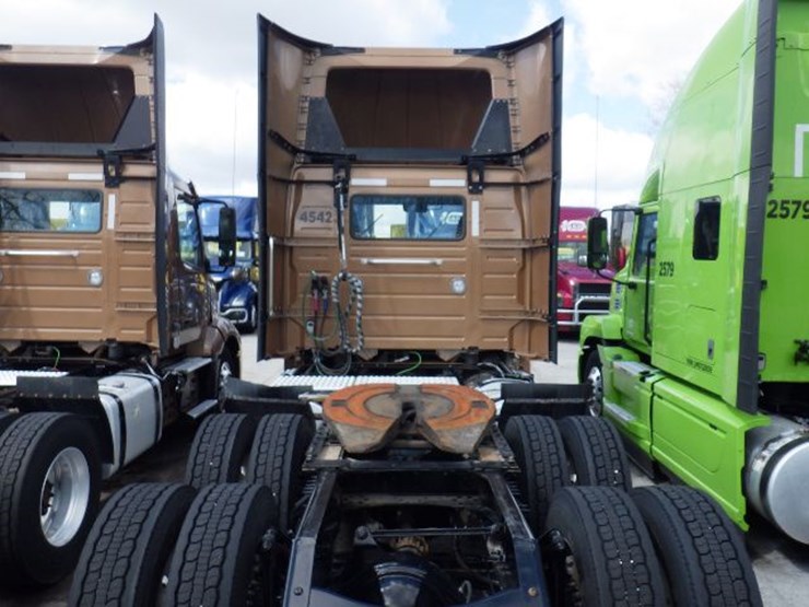 2022-volvo-vnl300-image-10