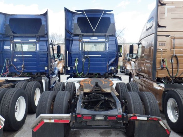 2019-volvo-vnl300-image-12