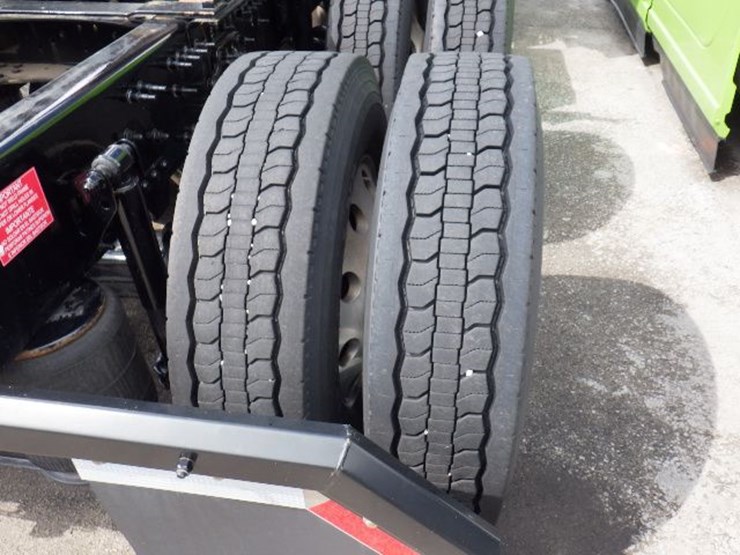 2022-volvo-vnl300-image-8