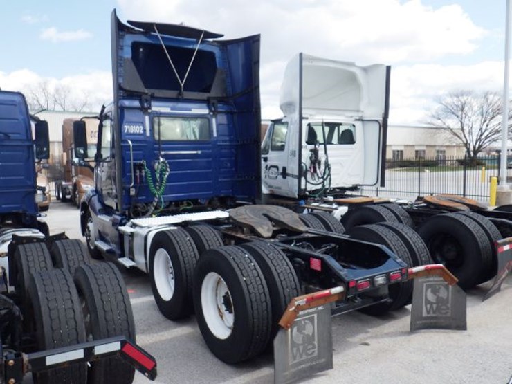 2018-volvo-vnl300-image-11