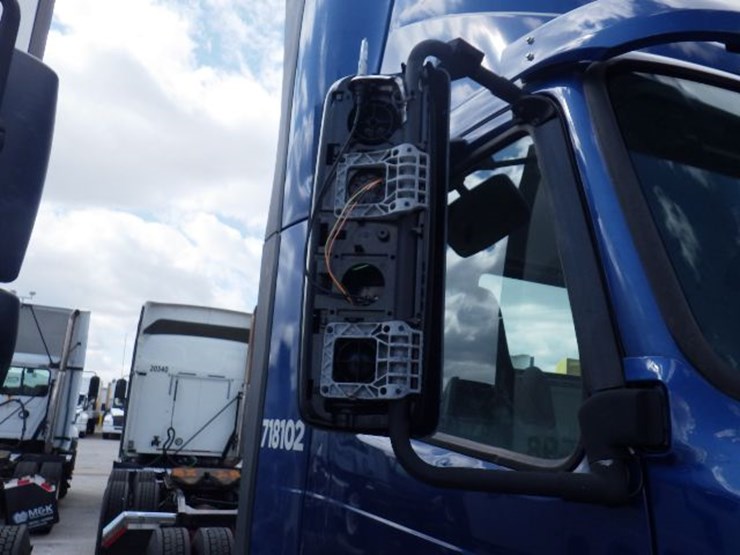 2018-volvo-vnl300-image-4