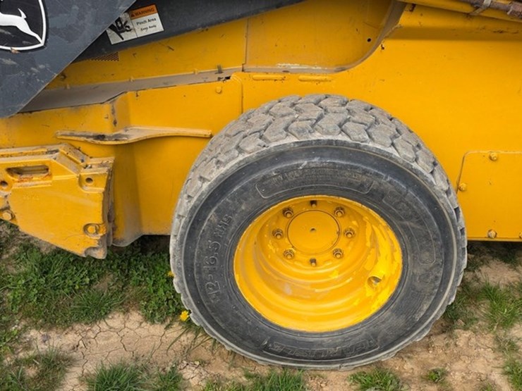 2014-deere-326e-image-14