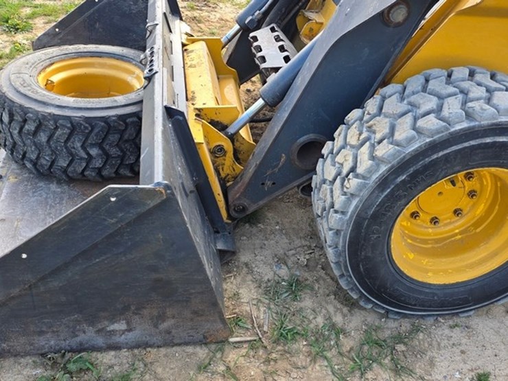 2014-deere-326e-image-29