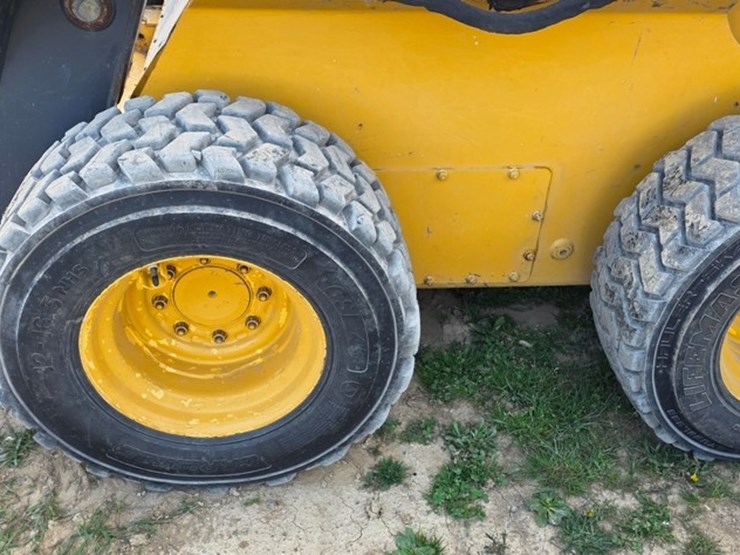 2014-deere-326e-image-26