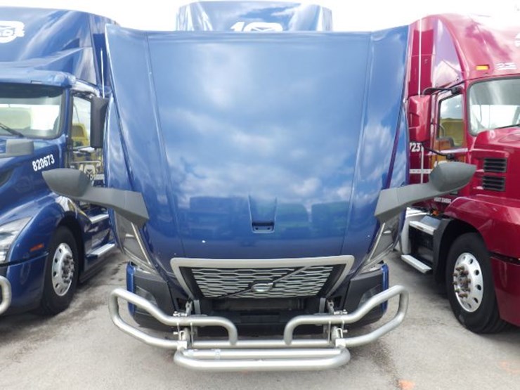 2020-volvo-vnl300-image-23