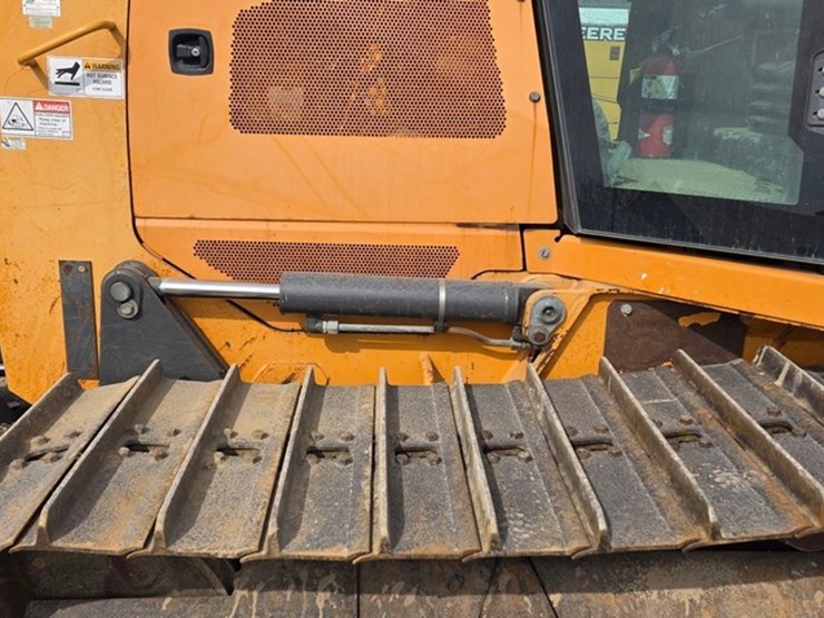 2016-case-750m-lgp-image-15