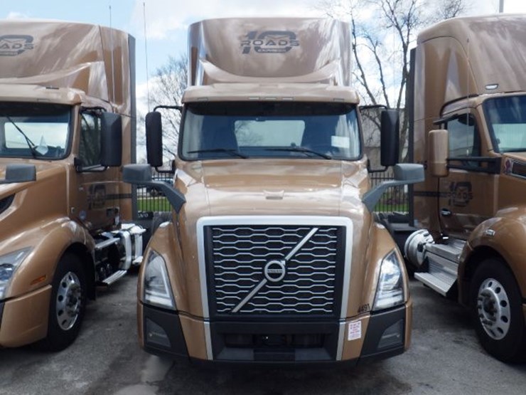 2022-volvo-vnl300-image-2