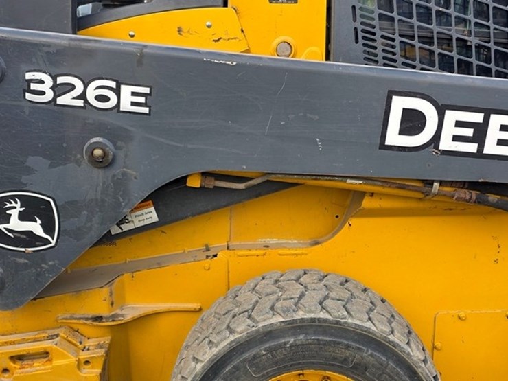 2014-deere-326e-image-15